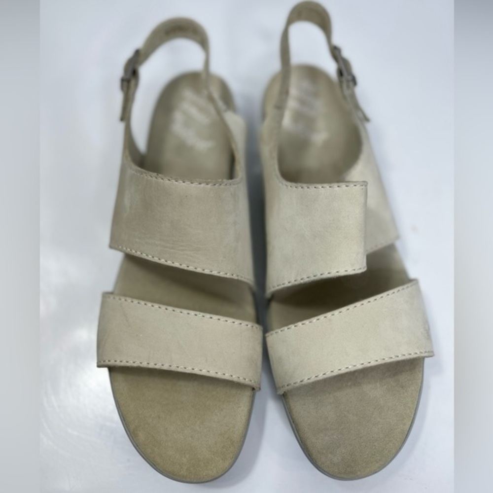 Rockport off-white soft suede sandals NWOB rare W size